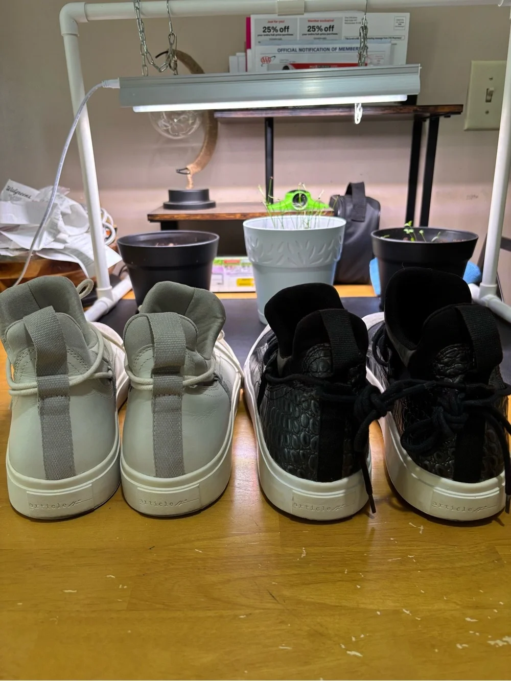 Article number Sneaker Lot Sneakers in Light Gray and Black Men’s.